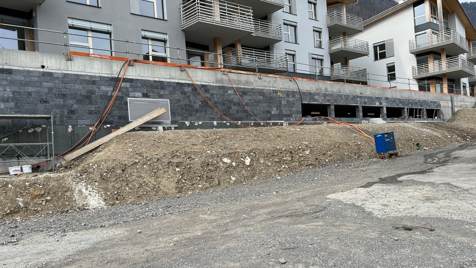 Mur de soutènement en parement pierre grand format posé sur un chantier alpin